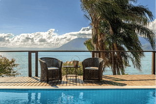 Piscina com vista para a montanha